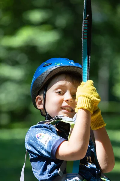 Uzhhorod Ukraine July 2020 Extreme Sport Adventure Park 小男孩从高高的树间穿过电缆 — 图库照片