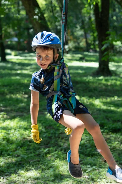 Uzhorod Ukraine Jul 2020 Extrem Sport Äventyrspark Ung Pojke Passerar — Stockfoto