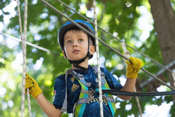 Uzhhorod Ucrania Julio 2020 Deporte Extremo Parque Aventuras Joven Chico —  Fotos de Stock