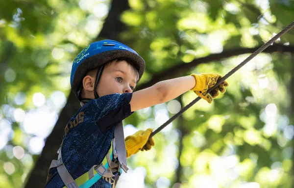 Uzhhorod Ukraine July 2020 Extreme Sport Adventure Park 小男孩从高高的树间穿过电缆 — 图库照片