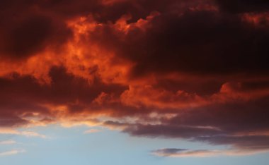 Doğal arka plan. Alacakaranlık güzel gökyüzü. Alacakaranlık renkli gökyüzü ve güneş ışığı arka planda parlayan bulutlar