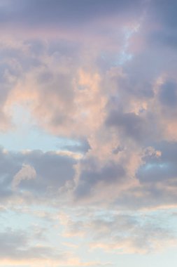 Doğal arka plan. Alacakaranlık güzel gökyüzü. Alacakaranlık renkli gökyüzü ve güneş ışığı arka planda parlayan bulutlar