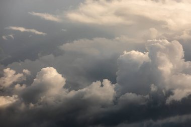 Soyut doğal arkaplan. Güzel beyaz bulutlar mavi gökyüzüne karşı