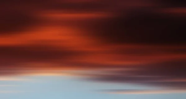 自然な背景 黄昏の美しい空 背景に太陽の光が差し込む薄明色の空と雲 — ストック写真