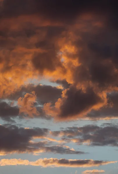 Természetes Háttér Alkonyat Gyönyörű Alkonyat Színes Felhők Napfény Ragyog Háttér — Stock Fotó
