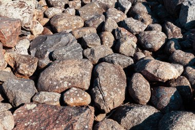 Letonya, Ainazi 'deki antik taş iskele manzarası. Baltık Denizi 'ndeki Rocky Ainazi iskelesi Letonya ve Estonya' yı bölüyor