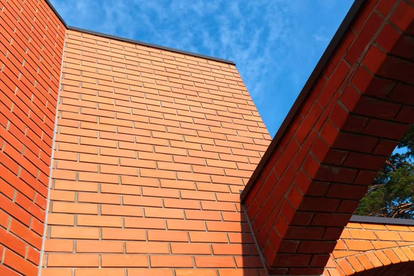 Ecke Eines Backsteingebäudes Mit Bögen Vor Blauem Himmel Mit Wolken — Stockfoto