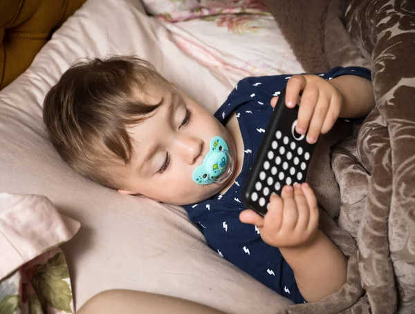 Feliz Conceito Família Garotinho Deitado Cama Brincando Com Celulares — Fotografia de Stock