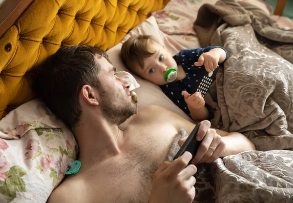 Gelukkig Familieconcept Een Jonge Vader Zijn Zoontje Liggen Bed Spelen — Stockfoto