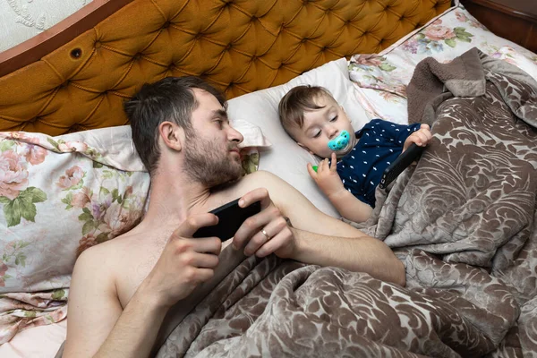 Glückliches Familienkonzept Ein Junger Vater Und Sein Kleiner Sohn Liegen — Stockfoto