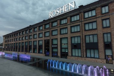 KYIV, UKRAINE - Temmuz. 29, 2020: Roshen - çikolata fabrikası. Akşam Kiev 'deki Roshen fabrikasının yanındaki çeşmeler.