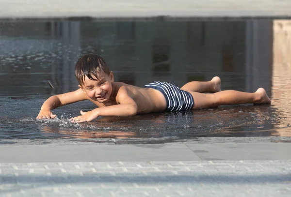 Mały Chłopiec Bawiący Się Fontannie Cieszący Się Chłodnymi Strumieniami Wody — Zdjęcie stockowe