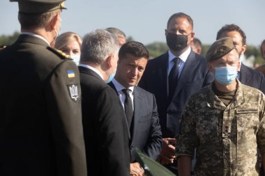 VASYLKIV, UKRAINE - 23 Ağustos 2020: Ukrayna Volodymyr Zelensky devlet bayrağını Vasylkiv, Kyiv bölgesindeki askeri havaalanında göndere çekme törenine katıldı.