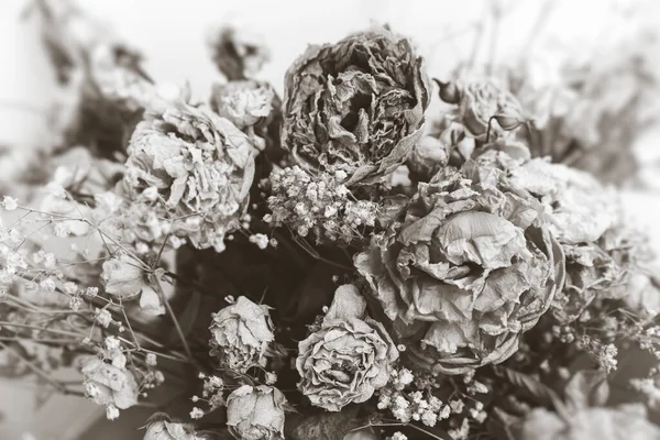 干花束 在花束中的干花的特写图像 生与死的概念 枯萎的花朵背景 — 图库照片