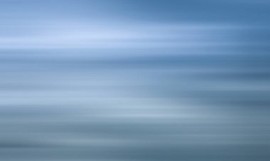 Bulanık doğa arkaplanı. Hareket eden bulutlar bulanıklaşıyor. Tasarım ve şablonlar için arkaplan