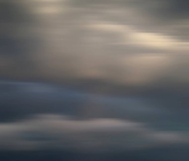 Bulanık doğa arkaplanı. Hareket eden bulutlar bulanıklaşıyor. Tasarım ve şablonlar için arkaplan