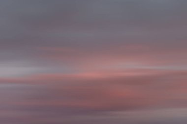 Bulanık doğa arkaplanı. Hareket eden bulutlar bulanıklaşıyor. Tasarım ve şablonlar için arkaplan