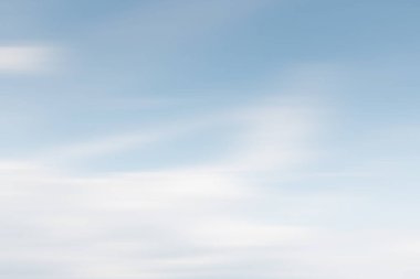 Bulanık doğa arkaplanı. Hareket eden bulutlar bulanıklaşıyor. Tasarım ve şablonlar için arkaplan