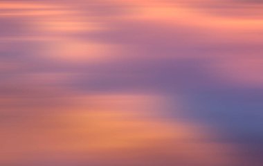 Bulanık doğa arkaplanı. Hareket eden bulutlar bulanıklaşıyor. Tasarım ve şablonlar için arkaplan