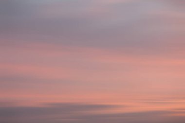 Bulanık doğa arkaplanı. Hareket eden bulutlar bulanıklaşıyor. Tasarım ve şablonlar için arkaplan