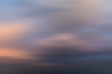 Bulanık doğa arkaplanı. Hareket eden bulutlar bulanıklaşıyor. Tasarım ve şablonlar için arkaplan