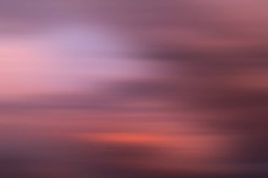 Bulanık doğa arkaplanı. Hareket eden bulutlar bulanıklaşıyor. Tasarım ve şablonlar için arkaplan