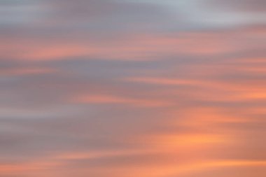 Bulanık doğa arkaplanı. Hareket eden bulutlar bulanıklaşıyor. Tasarım ve şablonlar için arkaplan