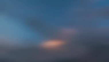 Bulanık doğa arkaplanı. Hareket eden bulutlar bulanıklaşıyor. Tasarım ve şablonlar için arkaplan