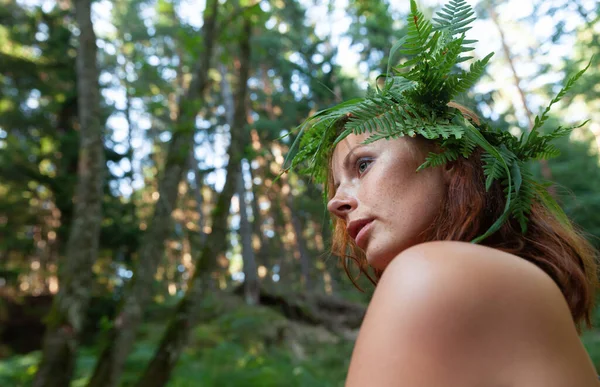Vacker Ung Naken Kvinna Med Ormkrans Huvudet Som Njuter Naturen — Stockfoto
