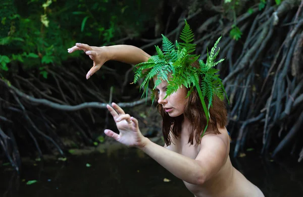 Kafasında Eğreltiotu Çelengi Olan Genç Güzel Bir Kadın Orman Nehrinde — Stok fotoğraf