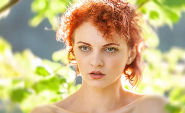 Retrato Uma Jovem Ruiva Entre Folhagem Das Árvores Iluminada Pelos — Fotografia de Stock