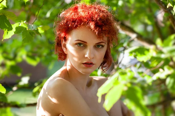 Portrét Mladé Rusovlasé Ženy Mezi Listím Stromů Ozářených Slunečními Paprsky — Stock fotografie