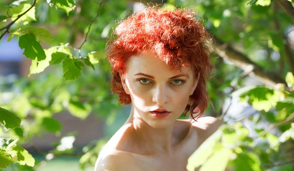 Güneş Işınlarıyla Aydınlatılmış Ağaçların Arasında Genç Kızıl Saçlı Bir Kadının — Stok fotoğraf