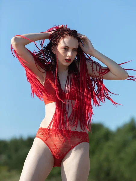 Prachtig Meisje Buiten Genietend Van Natuur Jonge Vrouw Met Scharlaken — Stockfoto