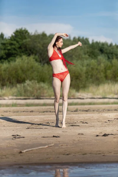 美丽的女孩在户外享受大自然 穿着红色游泳衣的红发女郎很害怕 海滩上穿着时尚服装的性感泳衣模特红珊瑚比基尼 — 图库照片