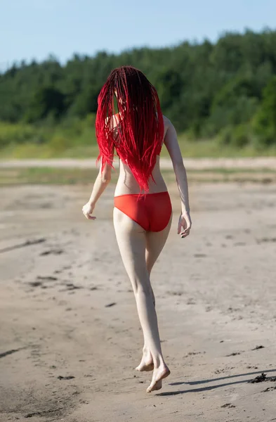 Prachtig Meisje Buiten Genietend Van Natuur Jonge Vrouw Met Scharlaken — Stockfoto