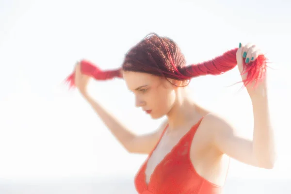 Mjukt Fokus Suddig Bild Vacker Ung Kvinna Med Röda Dreadlocks — Stockfoto
