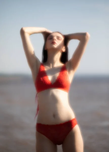 Güzel Bir Kadının Bulanık Görüntüsü Kırmızı Rastalı Kırmızı Mayosuyla Sahilde — Stok fotoğraf