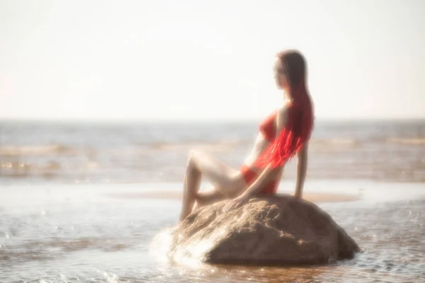 부드러운 머리에 수영복을 아름다운 여자가 해변에서 자연을 즐기고 아름다운 — 스톡 사진