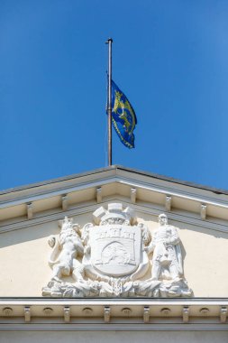 Lviv, Ukrayna - 2 Eylül 2025 'te Verkhovna Rada' nın eski başkanı Andriy Parubiy 'nin 2 Eylül 2025' teki trajik suikast girişiminin ardından belediye binasında bayrak yarıya indirildi..