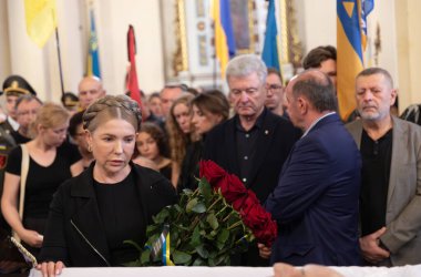 Lviv, Ukrayna - 02 Eylül 2025: Önde gelen Ukraynalı politikacılar Lviv 'de toplanarak, tarihte önemli bir anı simgeleyen önemli bir tören sırasında kırmızı güllerle saygılarını sundular.