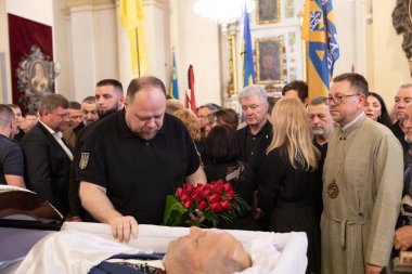 Lviv, Ukrayna - 02 Eylül 2025: St. Georges Katedrali 'nde, siyasi liderler ve katılımcılar Ukrayna' nın Lviv kentinde düzenlenen veda töreninde Andriy Parubiy 'e son saygılarını sundular.