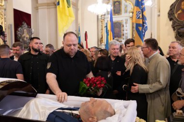 Lviv, Ukrayna - 02 Eylül 2025: St. Georges Katedrali 'nde, Ukraynalı liderler suikast girişiminden sağ kurtulan Andriy Parubiy' e düzenlenen veda töreninde saygılarını sundular..
