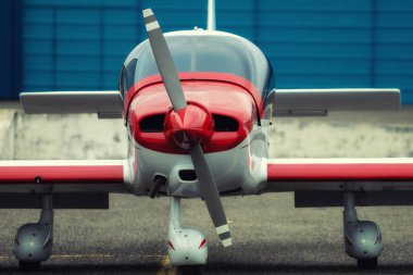 Pervaneli uçak havaalanında otopark. Hangar önünde.
