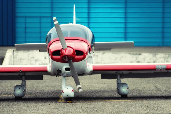 Śmigłowiec, parking na lotnisku. Przed hangar. — Zdjęcie stockowe