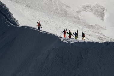 Bedava yolculuk kayakçılar, dik yokuş aşağı kayak, iyi arka plan beyaz vadi ve dağlarda ile alps Fransızca. Kış spor kavramı macera çocuklar dağ en iyi yürüyüş üzerinde başlangıç noktası ile.