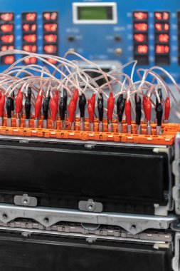 Bakım sırasında Ev araba aküsü. Tanı cihazlarının önünde.