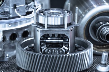 Bakım sırasında Ekectric araba aktarma organları parçaları. Mavi tonda.