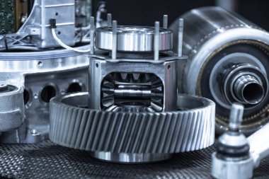 Bakım sırasında Ekectric araba aktarma organları parçaları. Mavi tonda.