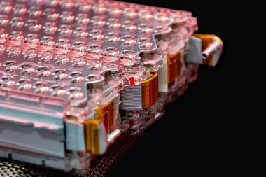 Elektrikli araba lityum pil paketi ve güç bağlantıları. Siyah üzerinde izole.